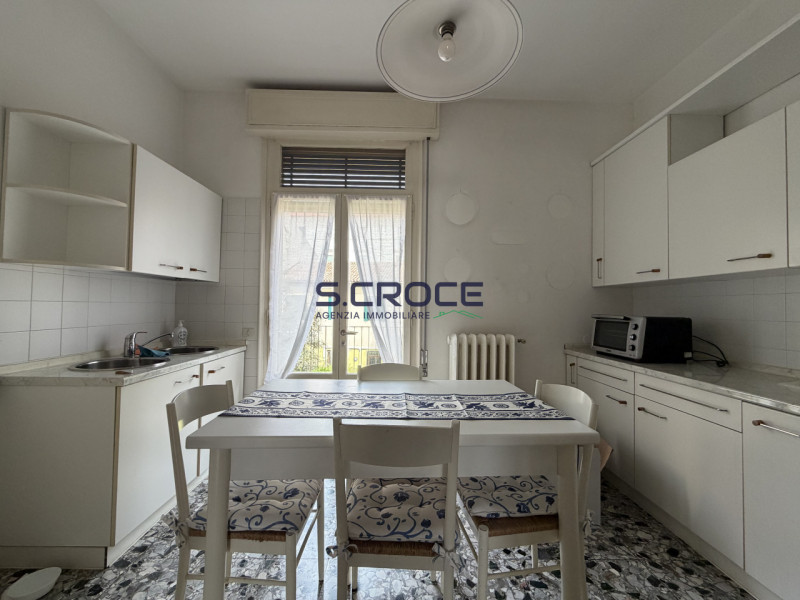 Proponiamo in vendita un importante appartamento di circa 220 mq commerciali, situato al primo pi...