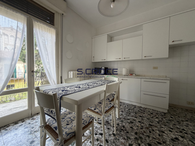 Proponiamo in vendita un importante appartamento di circa 220 mq commerciali, situato al primo pi...