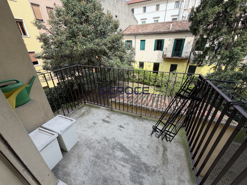 Proponiamo in vendita un importante appartamento di circa 220 mq commerciali, situato al primo pi...