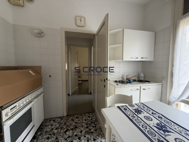 Proponiamo in vendita un importante appartamento di circa 220 mq commerciali, situato al primo pi...