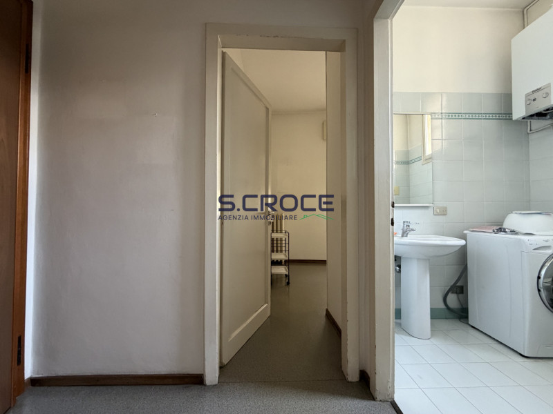 Proponiamo in vendita un importante appartamento di circa 220 mq commerciali, situato al primo pi...