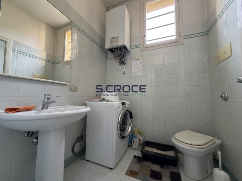 Proponiamo in vendita un importante appartamento di circa 220 mq commerciali, situato al primo pi...