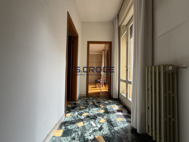 Proponiamo in vendita un importante appartamento di circa 220 mq commerciali, situato al primo pi...