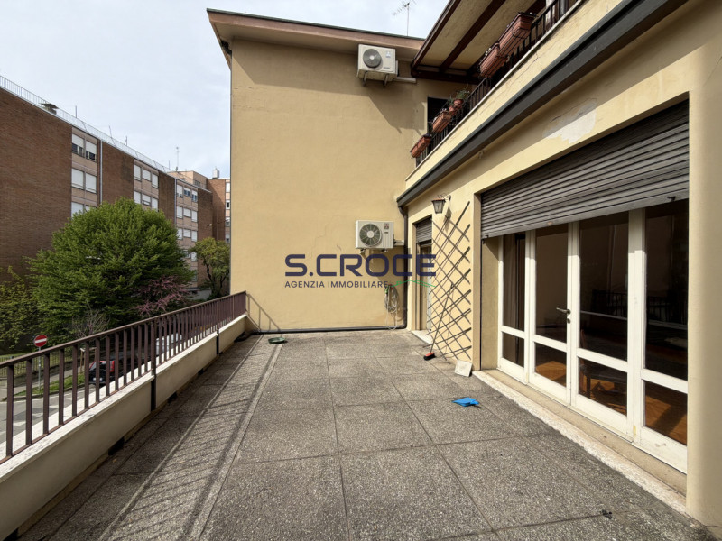 Proponiamo in vendita un importante appartamento di circa 220 mq commerciali, situato al primo pi...