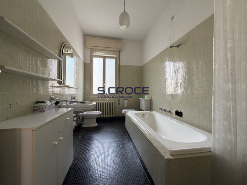 Proponiamo in vendita un importante appartamento di circa 220 mq commerciali, situato al primo pi...