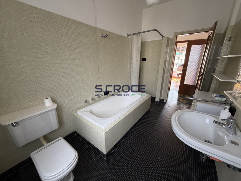 Proponiamo in vendita un importante appartamento di circa 220 mq commerciali, situato al primo pi...