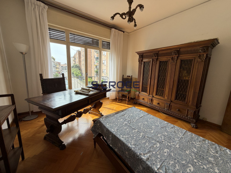 Proponiamo in vendita un importante appartamento di circa 220 mq commerciali, situato al primo pi...