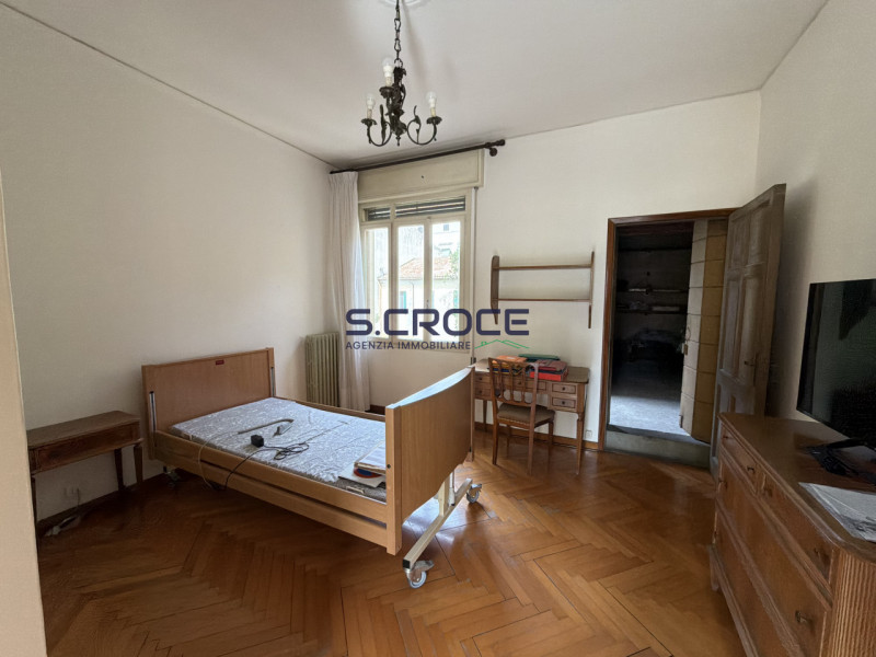 Proponiamo in vendita un importante appartamento di circa 220 mq commerciali, situato al primo pi...