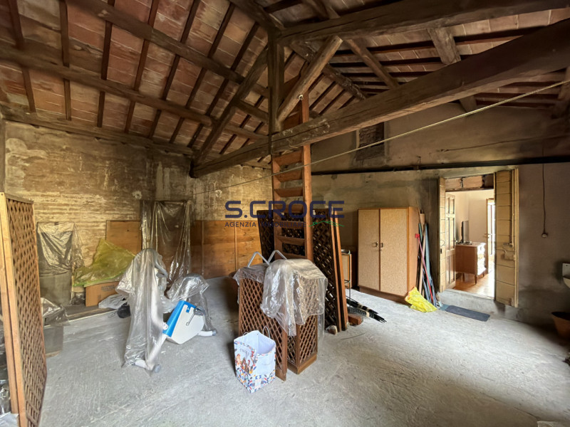 Proponiamo in vendita un importante appartamento di circa 220 mq commerciali, situato al primo pi...