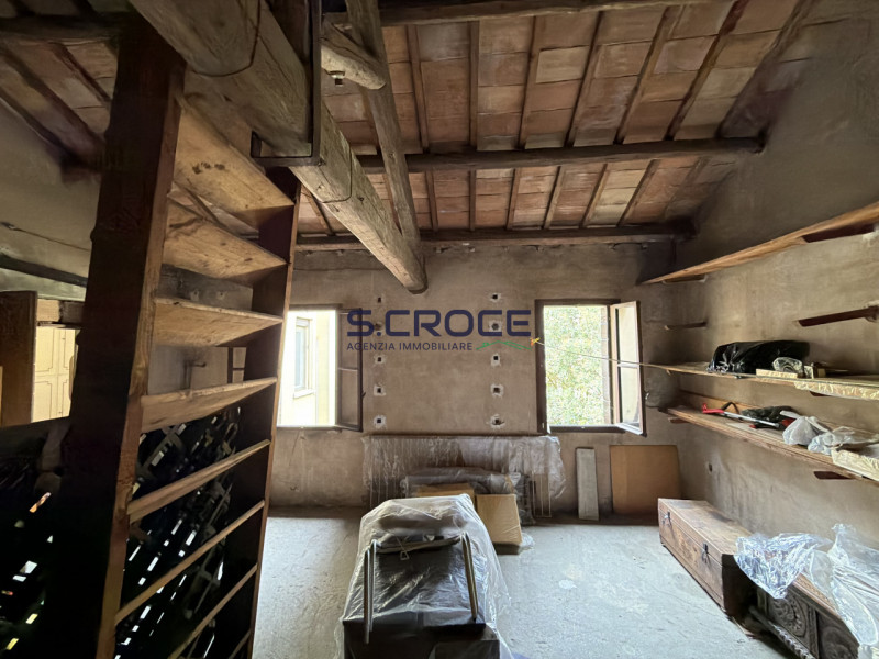 Proponiamo in vendita un importante appartamento di circa 220 mq commerciali, situato al primo pi...