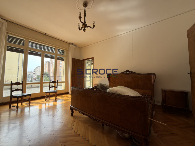 Proponiamo in vendita un importante appartamento di circa 220 mq commerciali, situato al primo pi...