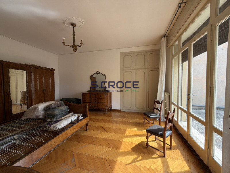 Proponiamo in vendita un importante appartamento di circa 220 mq commerciali, situato al primo pi...