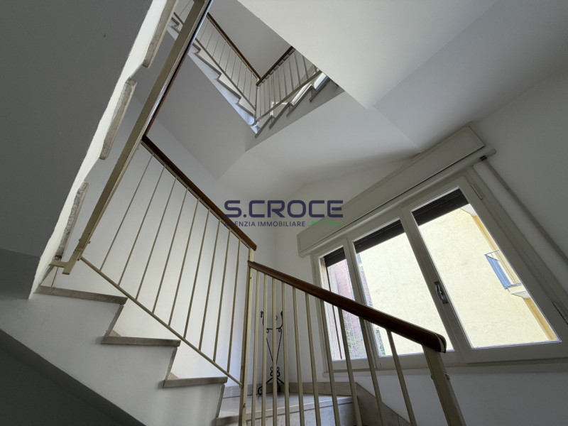 Proponiamo in vendita un importante appartamento di circa 220 mq commerciali, situato al primo pi...