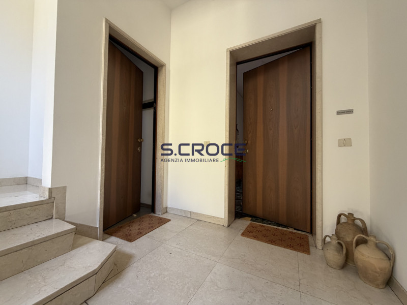 Proponiamo in vendita un importante appartamento di circa 220 mq commerciali, situato al primo pi...