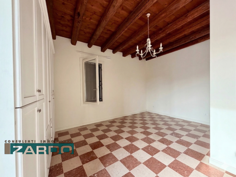 Rif. AF-3 ( per info 0423 760435)

Proponiamo in vendita un bilocale al piano terra, situato in u...