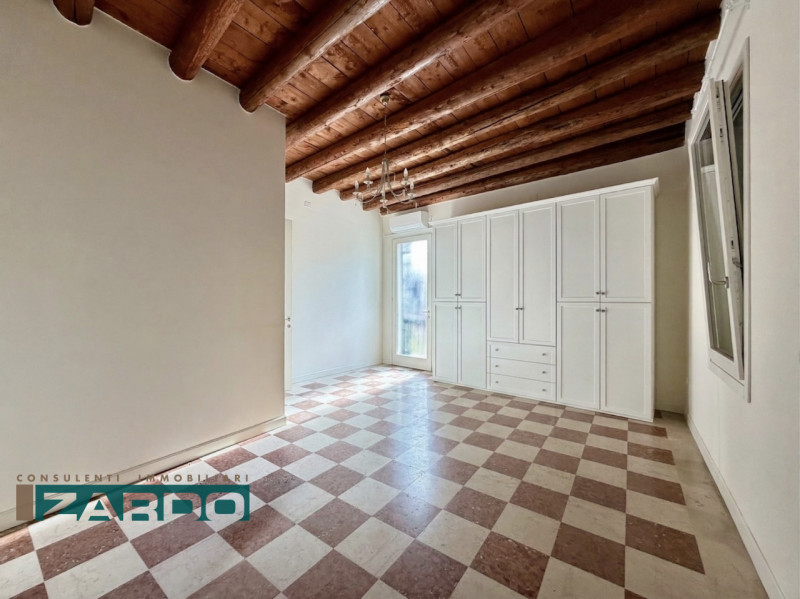 Rif. AF-3 ( per info 0423 760435)

Proponiamo in vendita un bilocale al piano terra, situato in u...