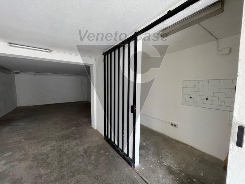 Proponiamo in locazione garage di 45 mq circa situato in un contesto condominiale dotato di doppi...