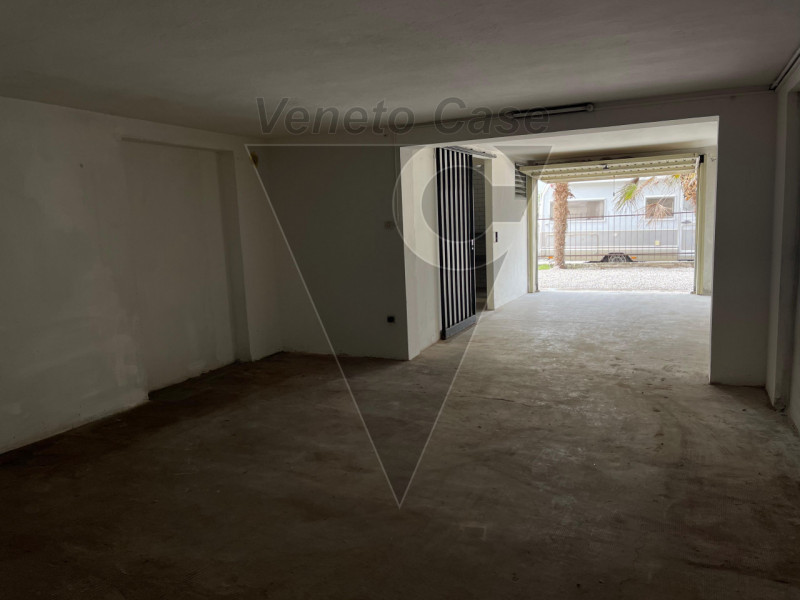 Proponiamo in locazione garage di 45 mq circa situato in un contesto condominiale dotato di doppi...