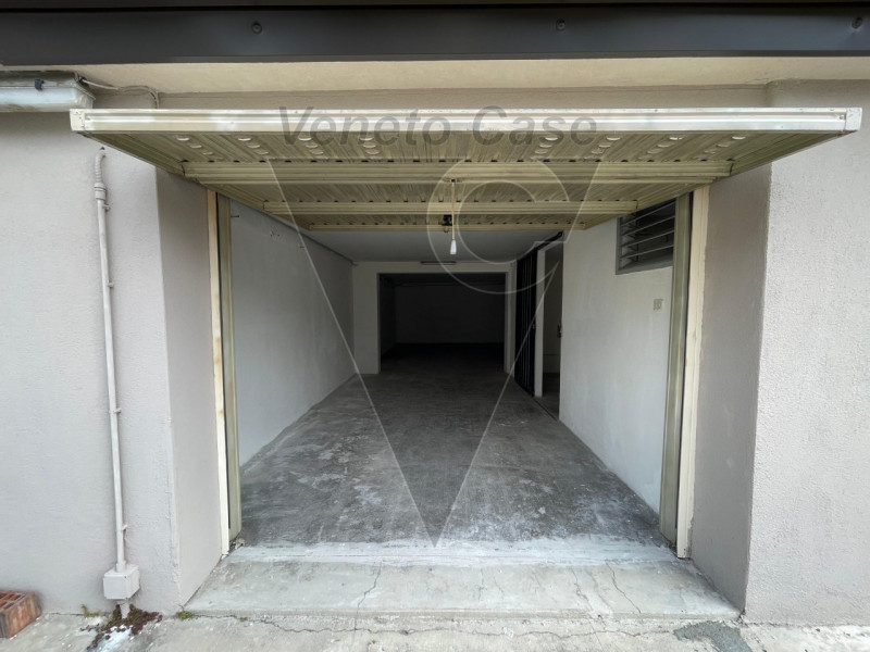 Proponiamo in locazione garage di 45 mq circa situato in un contesto condominiale dotato di doppi...