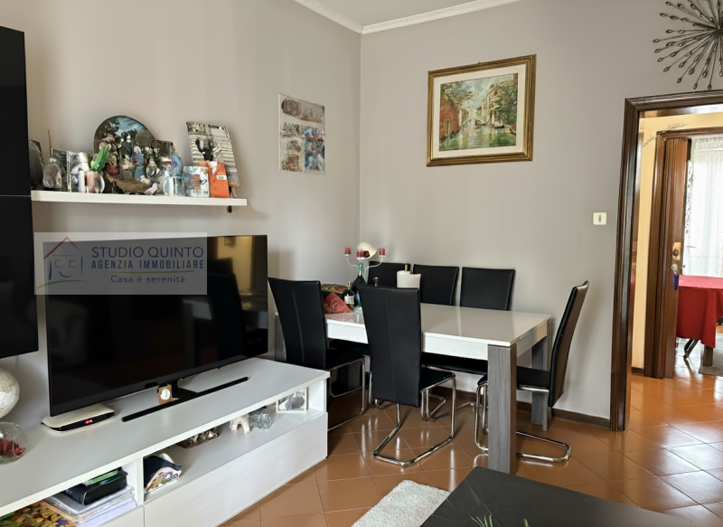 In una palazzina di sole sei unità abitative, proponiamo un appartamento situato al piano rialzat...