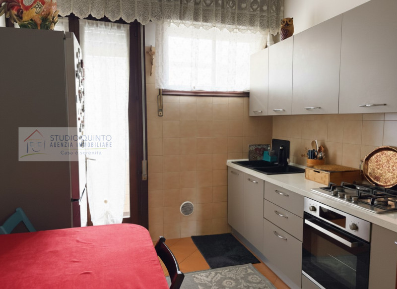 In una palazzina di sole sei unità abitative, proponiamo un appartamento situato al piano rialzat...