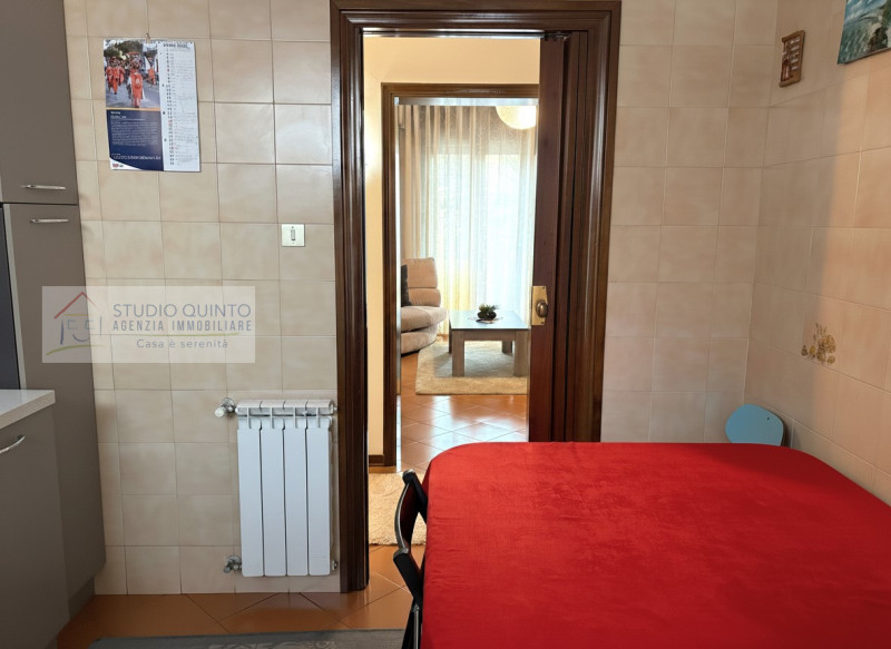 In una palazzina di sole sei unità abitative, proponiamo un appartamento situato al piano rialzat...