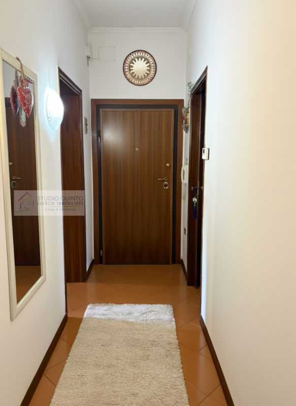 In una palazzina di sole sei unità abitative, proponiamo un appartamento situato al piano rialzat...