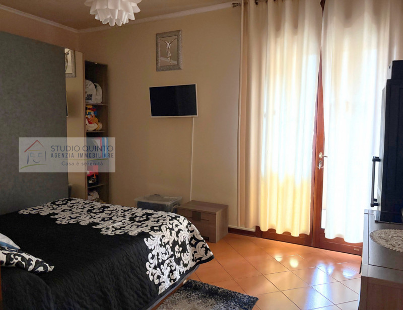 In una palazzina di sole sei unità abitative, proponiamo un appartamento situato al piano rialzat...