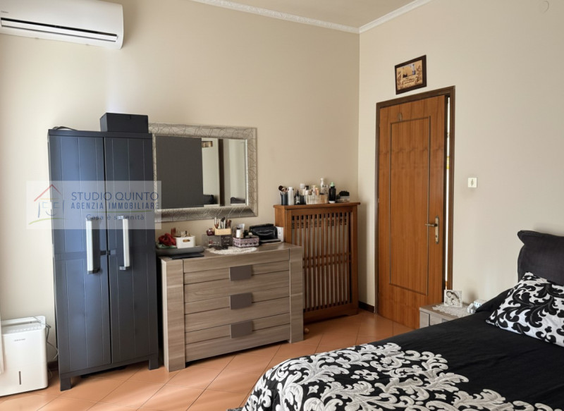In una palazzina di sole sei unità abitative, proponiamo un appartamento situato al piano rialzat...