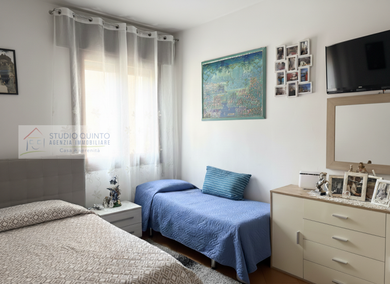 In una palazzina di sole sei unità abitative, proponiamo un appartamento situato al piano rialzat...