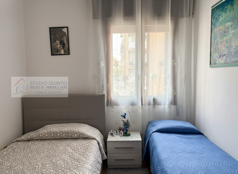 In una palazzina di sole sei unità abitative, proponiamo un appartamento situato al piano rialzat...
