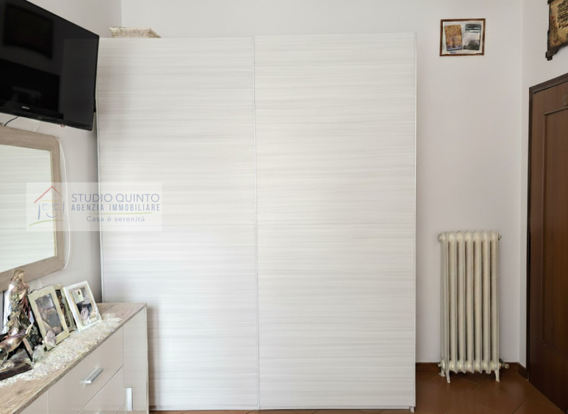 In una palazzina di sole sei unità abitative, proponiamo un appartamento situato al piano rialzat...