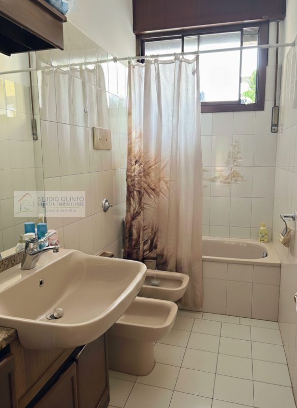 In una palazzina di sole sei unità abitative, proponiamo un appartamento situato al piano rialzat...