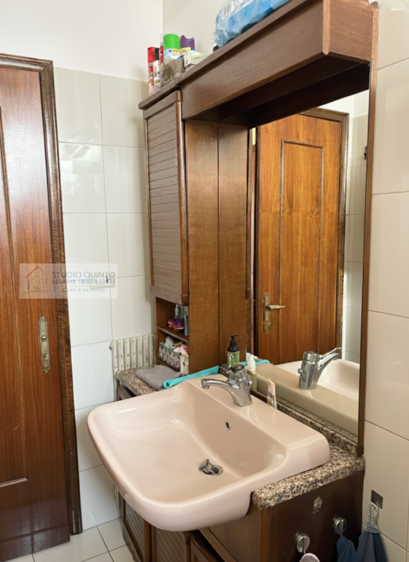 In una palazzina di sole sei unità abitative, proponiamo un appartamento situato al piano rialzat...