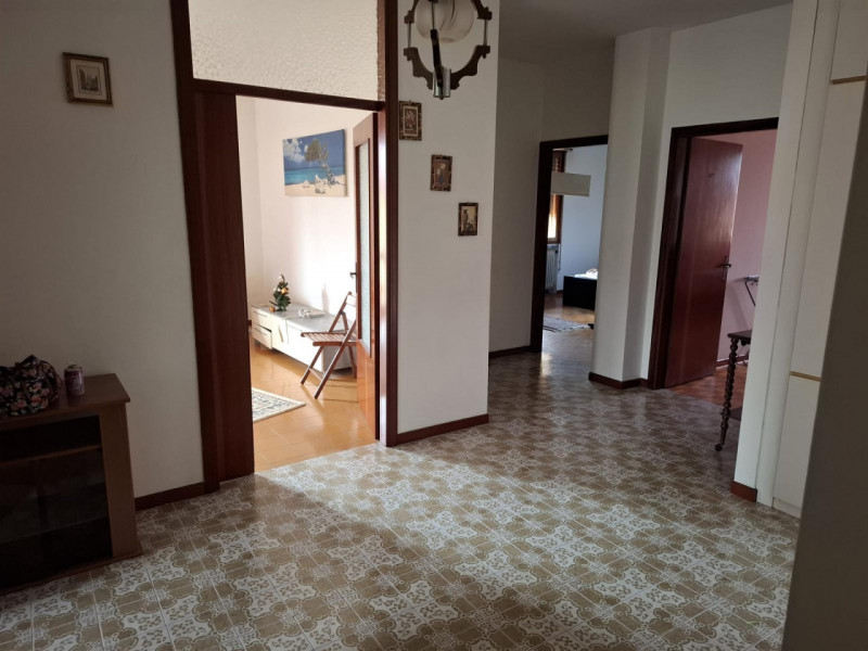 Se stai cercando un appartamento spazioso e luminoso, non perdere questa opportunità! Situato nel...