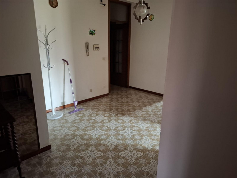 Se stai cercando un appartamento spazioso e luminoso, non perdere questa opportunità! Situato nel...