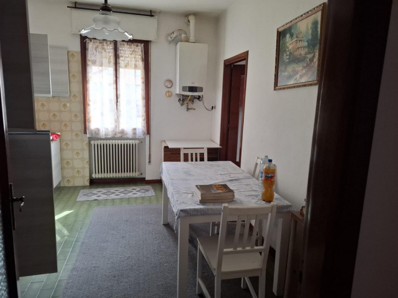 Se stai cercando un appartamento spazioso e luminoso, non perdere questa opportunità! Situato nel...