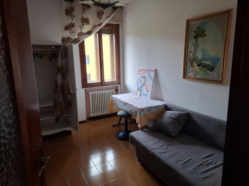 Se stai cercando un appartamento spazioso e luminoso, non perdere questa opportunità! Situato nel...