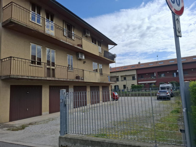 Se stai cercando un appartamento spazioso e luminoso, non perdere questa opportunità! Situato nel...