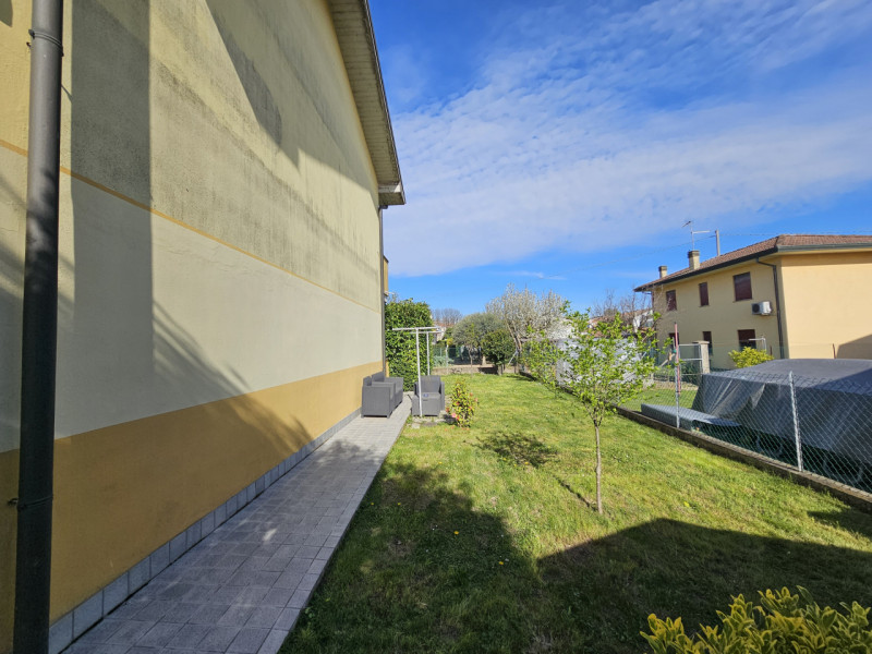 In un bel quartiere residenziale nel centro di Saletto (Borgo Veneto), proponiamo in vendita una ...