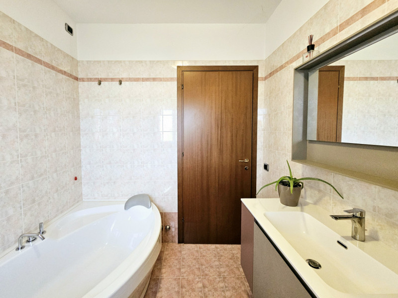 In un bel quartiere residenziale nel centro di Saletto (Borgo Veneto), proponiamo in vendita una ...