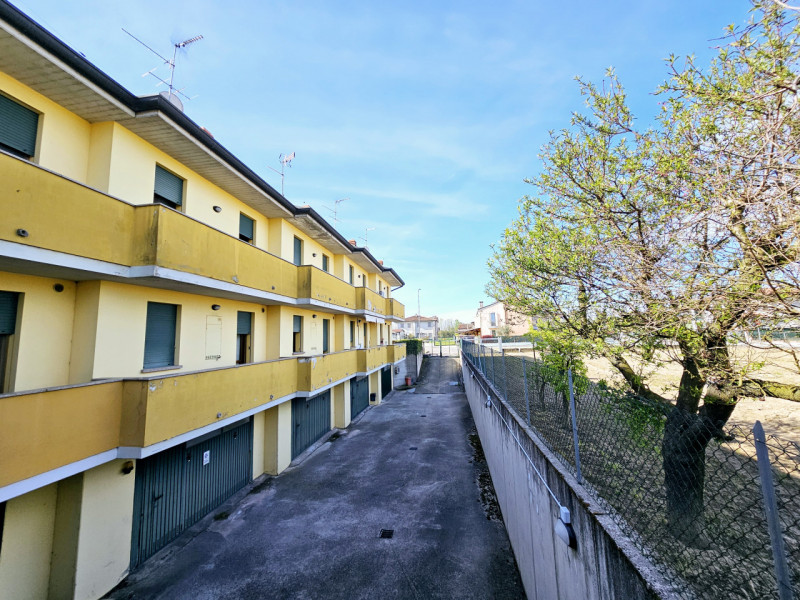 In un bel quartiere residenziale nel centro di Saletto (Borgo Veneto), proponiamo in vendita una ...