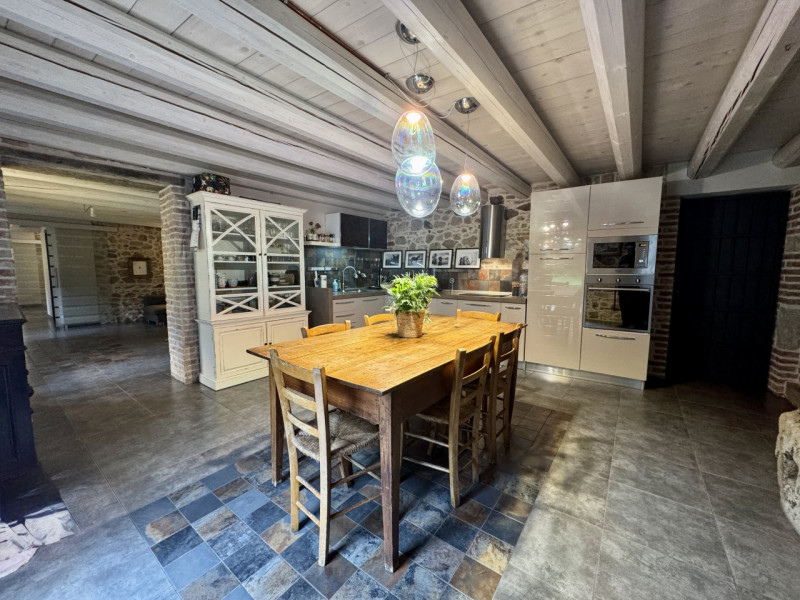 COMPOSIZIONE:
Proponiamo in vendita bellissimo rustico, completamente ristrutturato, armoniosamen...