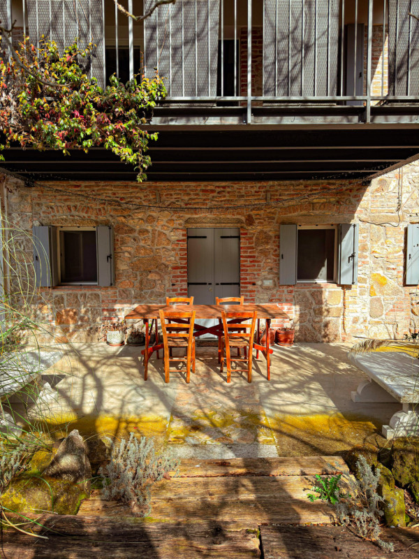 COMPOSIZIONE:
Proponiamo in vendita bellissimo rustico, completamente ristrutturato, armoniosamen...