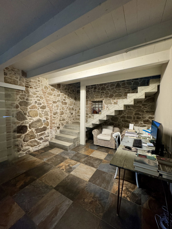 COMPOSIZIONE:
Proponiamo in vendita bellissimo rustico, completamente ristrutturato, armoniosamen...