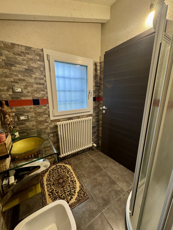 COMPOSIZIONE:
Proponiamo in vendita bellissimo rustico, completamente ristrutturato, armoniosamen...