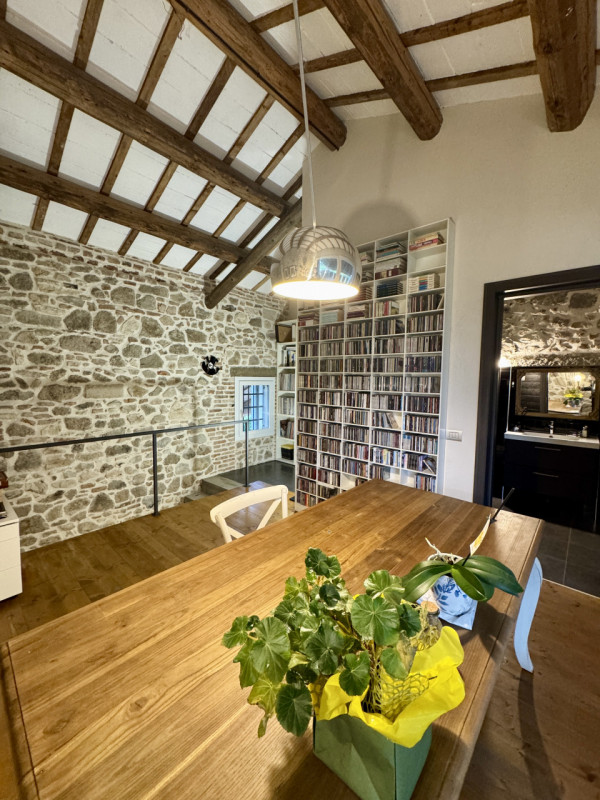 COMPOSIZIONE:
Proponiamo in vendita bellissimo rustico, completamente ristrutturato, armoniosamen...