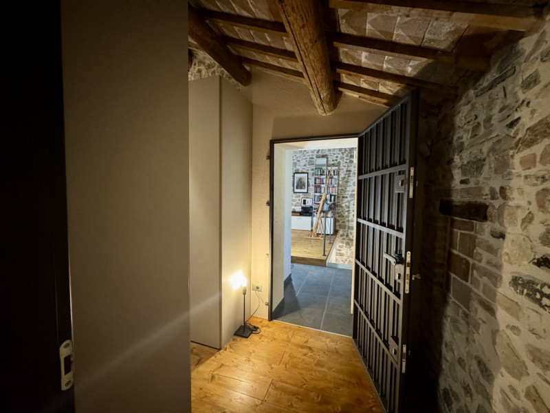 COMPOSIZIONE:
Proponiamo in vendita bellissimo rustico, completamente ristrutturato, armoniosamen...