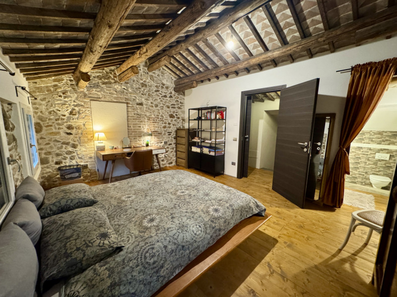 COMPOSIZIONE:
Proponiamo in vendita bellissimo rustico, completamente ristrutturato, armoniosamen...