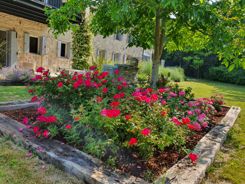 COMPOSIZIONE:
Proponiamo in vendita bellissimo rustico, completamente ristrutturato, armoniosamen...